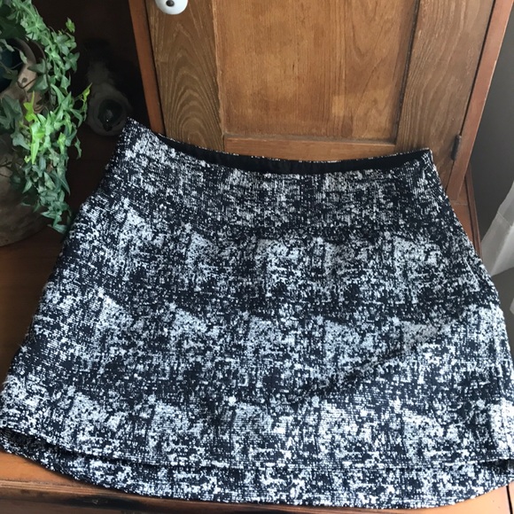 Banana Republic Dresses & Skirts - BANANA REPUBLIC BLK/WHITE PRINT SKIRT-SZ 12 EUC